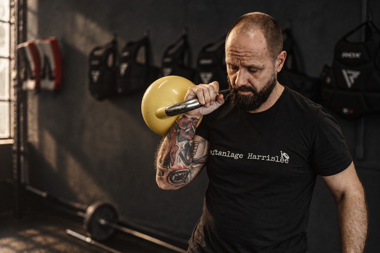 Jörg Siegwarth mit einer gelben Kettlebell in der Rack-Position